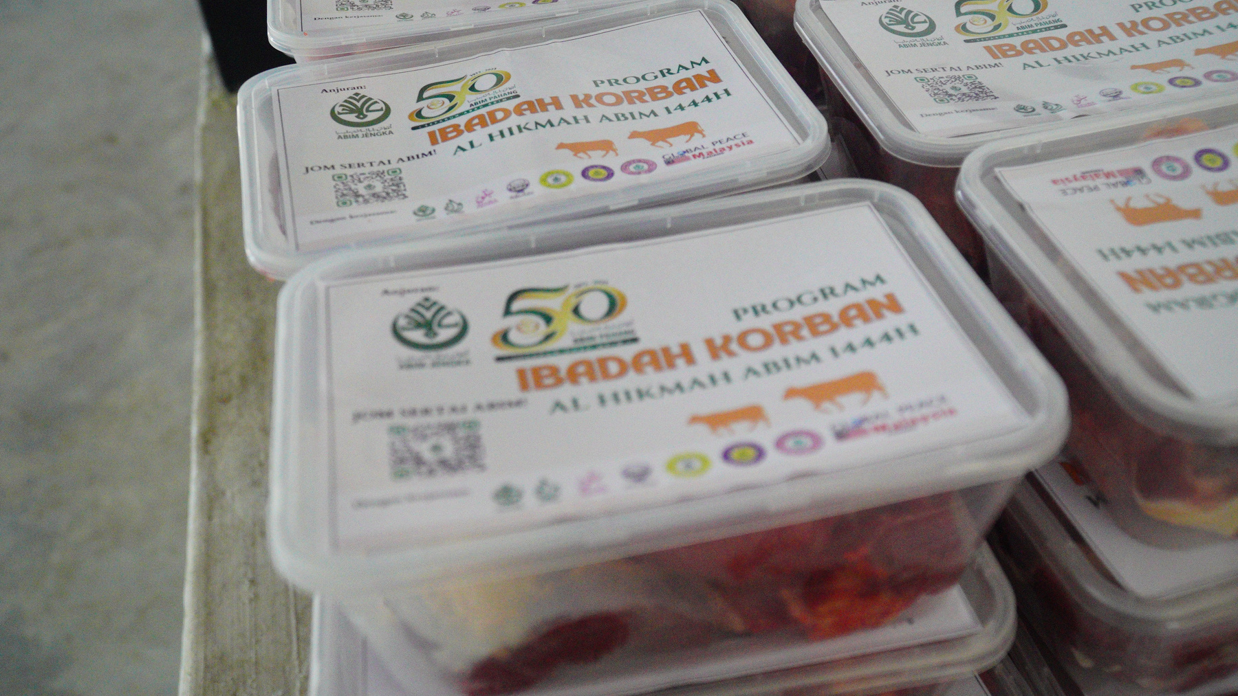 Sukarelawan ABIM menyampaikan bantuan program Sinar Ramadan